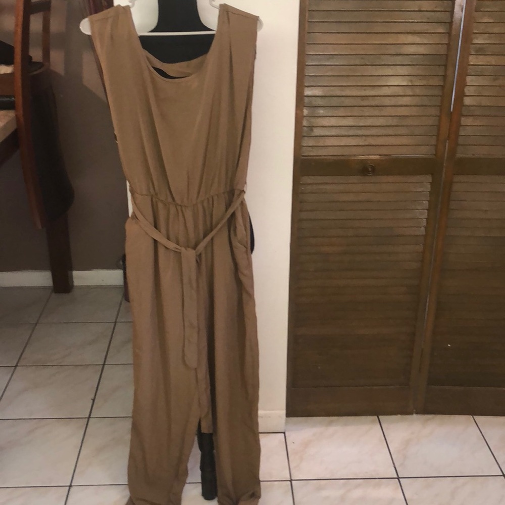 Solid cap sleeve jumpsuit.